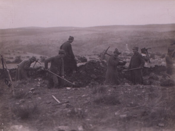 Κατασκευή οχυρωμάτων στο Ικί Κουγιού τον Νοέμβριο του 1921. Ιδιωτικό Αρχείο Δημήτριου Θεοτόκη.