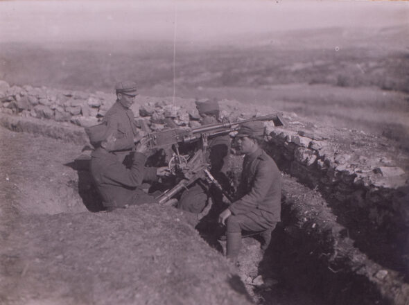 Πολυβόλο εν ενεργεία στο Μπόζ Δαγ τον Οκτώβριο του 1921. Ιδιωτικό Αρχείο Δημήτριου Θεοτόκη.