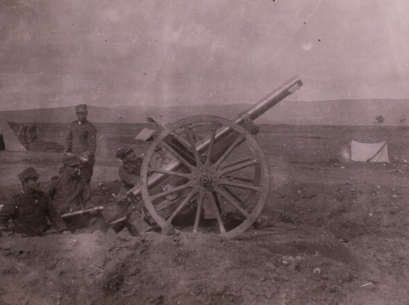 Πεδινό πολυβόλο που βάλει κατά αεροπλάνου τον Νοέμβριο του 1921. Ιδιωτικό Αρχείο Δημητρίου Θεοτόκη.