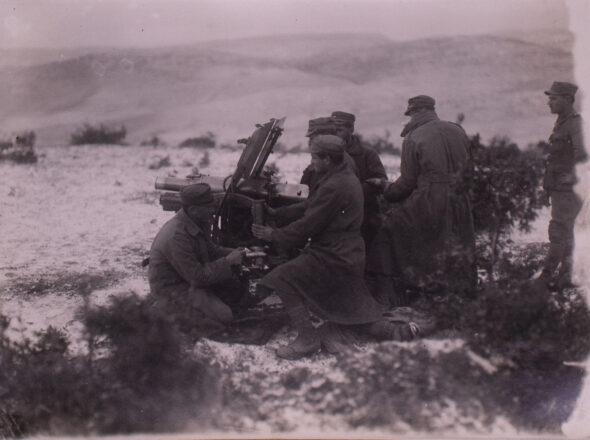 Ορειβατικά πυροβόλα σε δράση στο Ακ Ιν τον Νοέμβριο του 1921. Ιδιωτικό Αρχείο Δημητρίου Θεοτόκη.