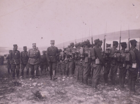 Επιθεώρηση από τον Αρχιστράτηγο. Ιδιωτικό Αρχείο Δημητρίου Θεοτόκη.