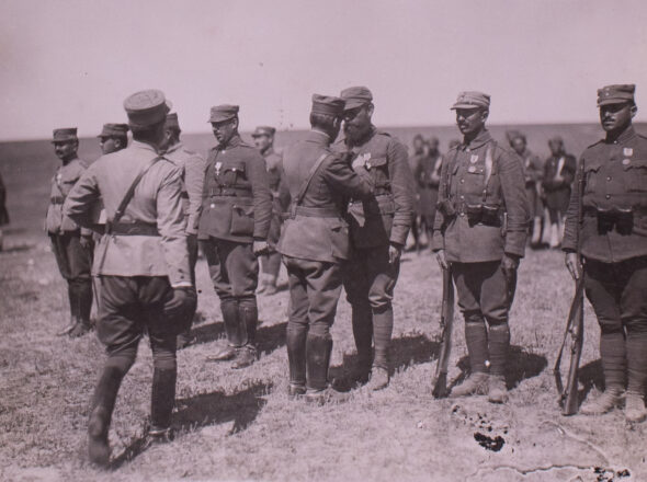 Απονομή αριστείων ανδρείας στις 9 Ιουνίου 1922. Ιδιωτικό Αρχείο Δημητρίου Θεοτόκη.