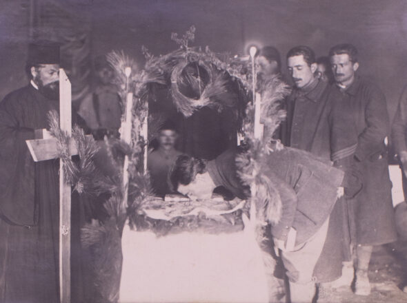 Ο Επιτάφιος της Ανεξάρτητης Μεραρχίας την 1η Απριλίου 1921. Ιδιωτικό Αρχείο Δημητρίου Θεοτόκη.