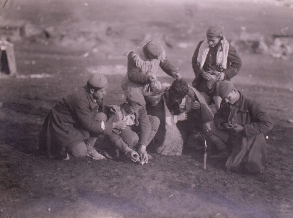 Ξεψείριασμα στρατιωτών (Νοέμβριος 1921). Ιδιωτικό Αρχείο Δημήτριου Θεοτόκη.