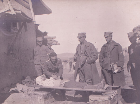 Ιατρική εξέταση στο μέτωπο. Ιδιωτικό Αρχείο Δημητρίου Θεοτόκη.