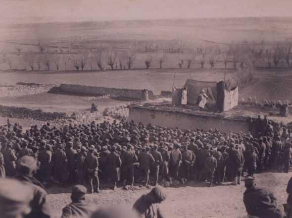 Ο θίασος της Ανεξάρτητης Μεραρχίας σε παράσταση στο Αϊβαλί. Ιδιωτικό Αρχείο Δημητρίου Θεοτόκη.