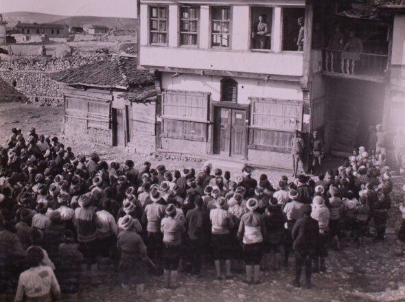 Η ανακήρυξη της αυτονομίας της Μικράς Ασίας τον Αύγουστο του 1922. Ο λόγος του Μεράρχου, Ιδιωτικό Αρχείο Δημήτριου Θεοτόκη.