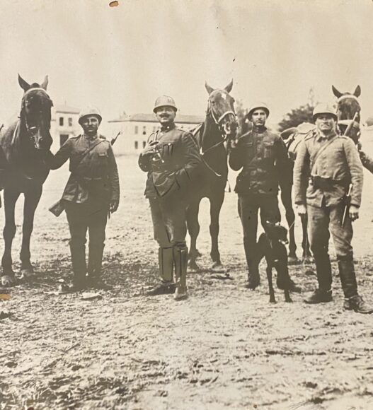 Ο Κερκυραίος Συνταγματάρχης Νικόλαος Βάρθης μάζι με άλλους αξιωματικούς στη Μικρά Ασία.  Συλλογή Αναγνωστικής Εταιρίας Κερκύρας.