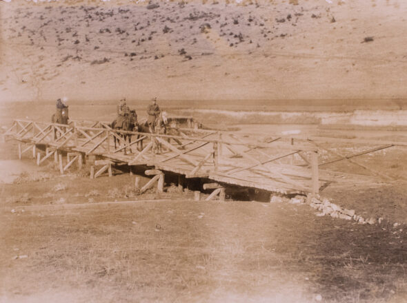 Γέφυρα επί του Παρθενίου που κατασκευάστηκε από το Μηχανικό της Ανεξάρτητης Μεραρχίας  (Δεκέμβριος 1921). Ιδιωτικό Αρχείο Δημήτριου Θεοτόκη.